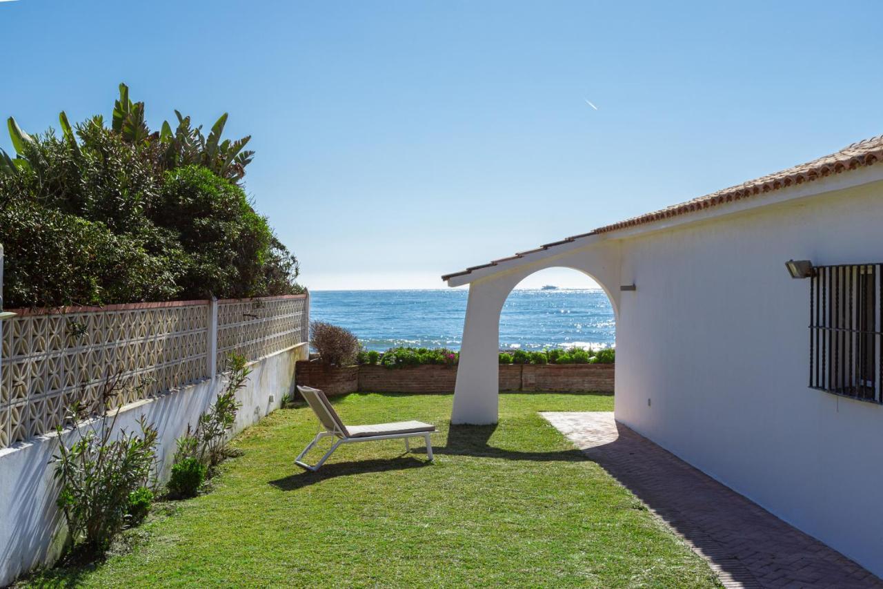Charming Villa On The Seafront Марбелья Экстерьер фото
