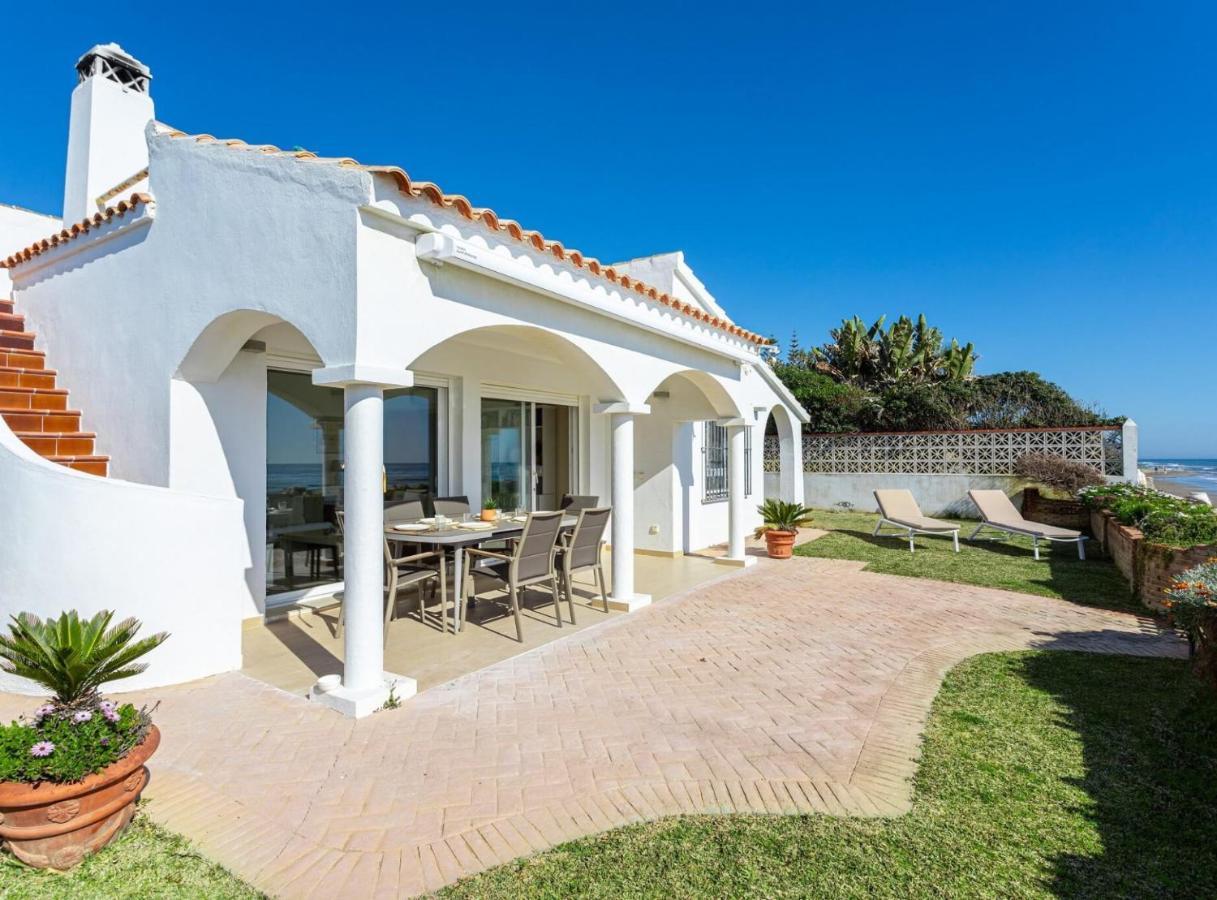 Charming Villa On The Seafront Марбелья Экстерьер фото
